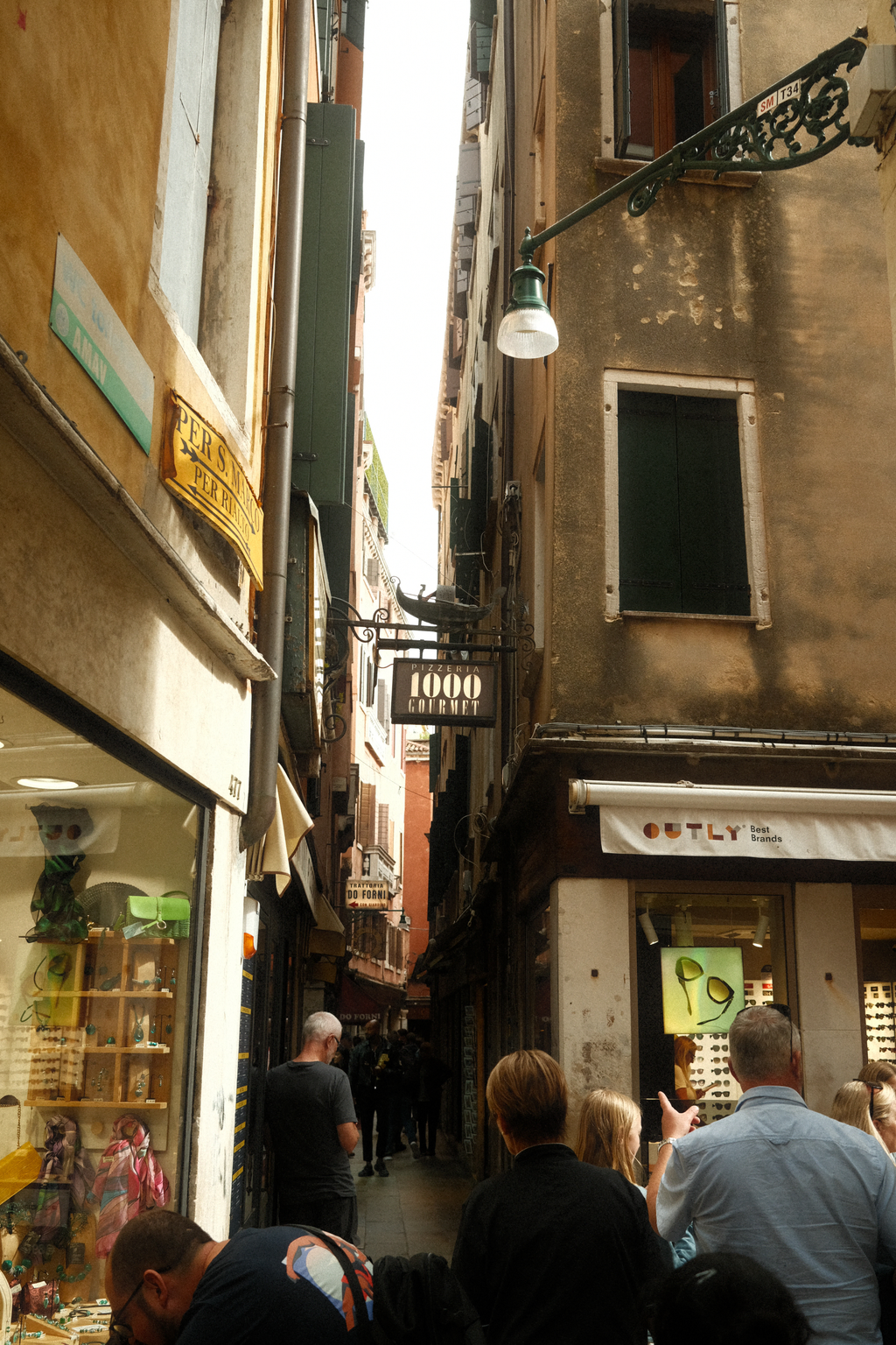 Pizzeria sign in a narrow Venecian street between San Marco's Square and Rialto Bridge