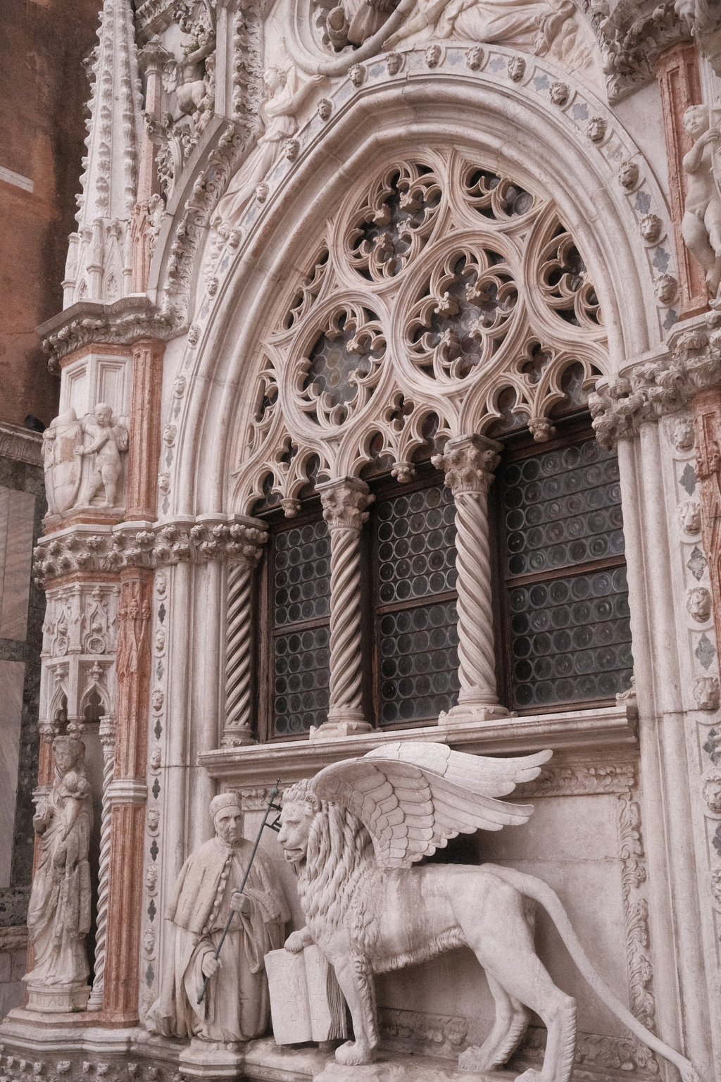 Statues representing the Doge, the city of Venice (the lion), and the virtues the Doge is to embody