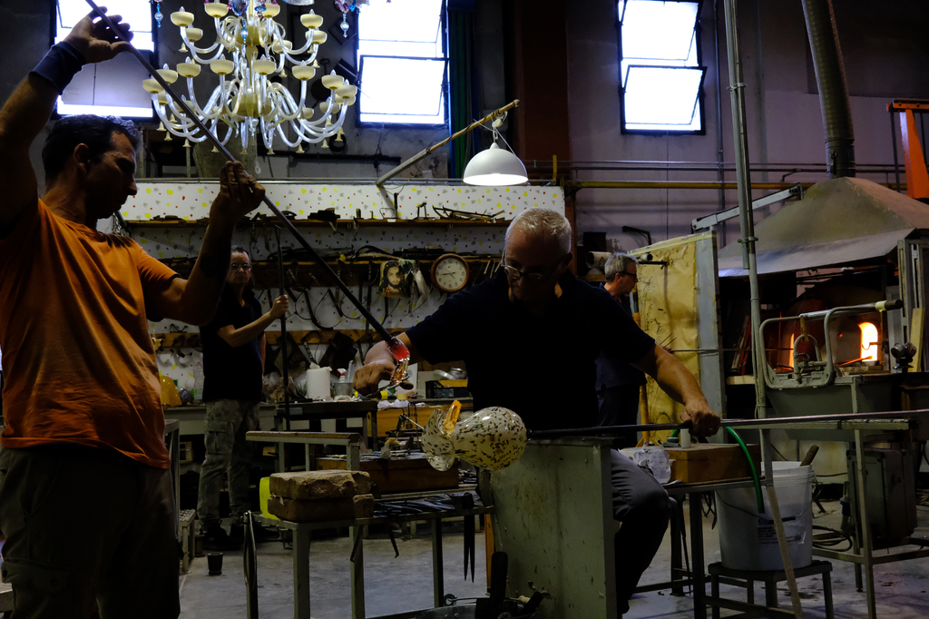 Glass blowing demonstration, making a vase, preparing to attach the handle