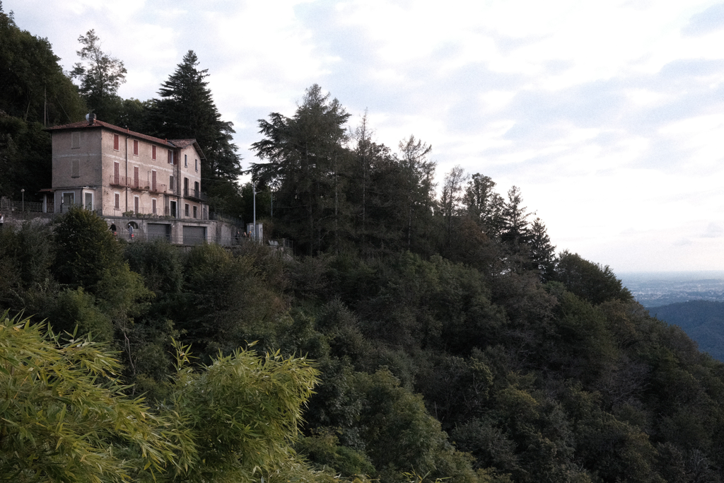 A bed and breakfast perched on a hill of Brunate