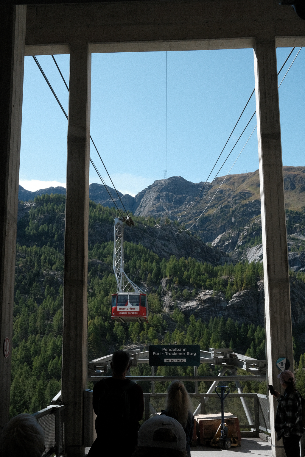 The Furi-Trockener Steg tram approaching the Furi station