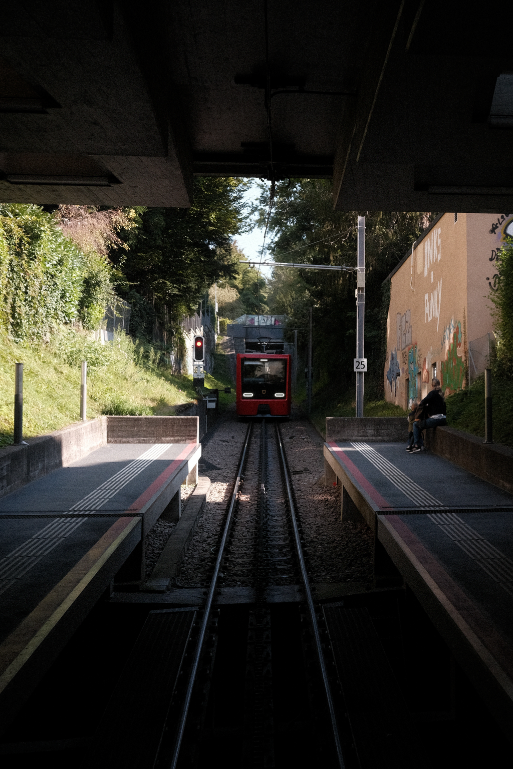 The Dolderbahn car approaching Römerhof station